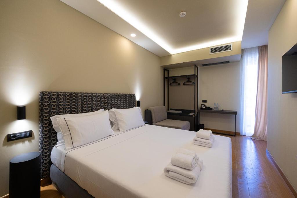 Deluxe Room - Spacious room with eco-friendly furnishing and partial sea view